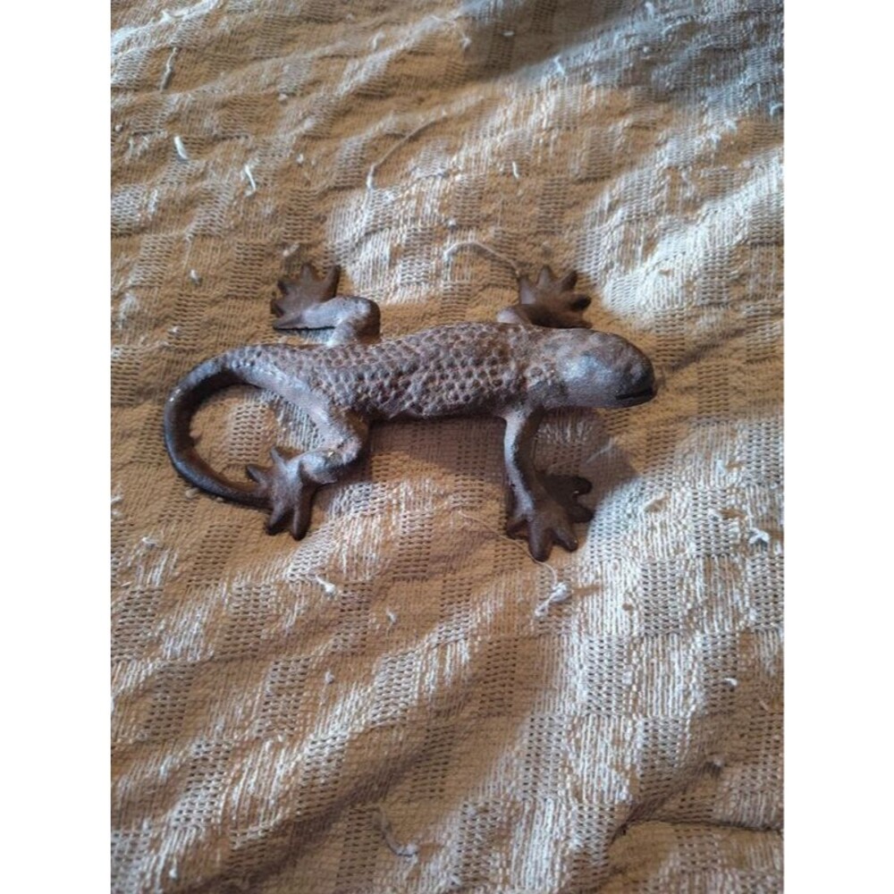 Vintage Cast Iron Lizard paperweight door stop